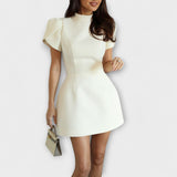 Lily - Mini obleka z izrezom na hrbtu in pentljo ter kratkimi rokavi