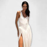 Maxi obleka z drapirano krilo in stranskim razporkom